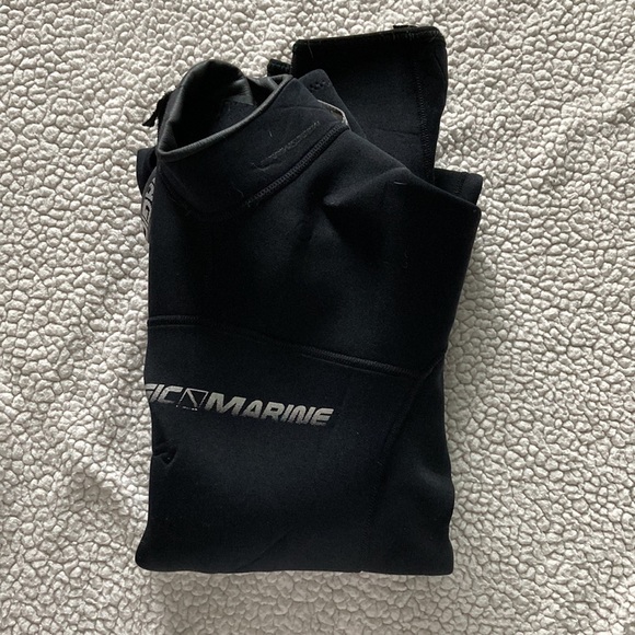 Magic Marine 6mm Wetsuit in black. Youth size XL, adult size small/medium - Picture 9 of 9